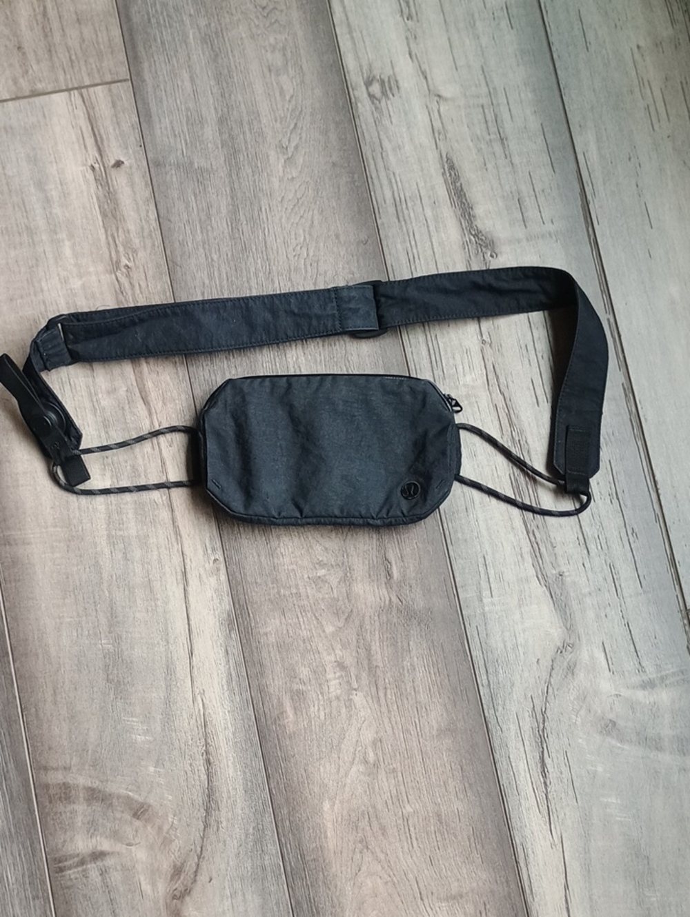 lululemon athletica Black Compact Running Belt Bag With Magnetic Snap